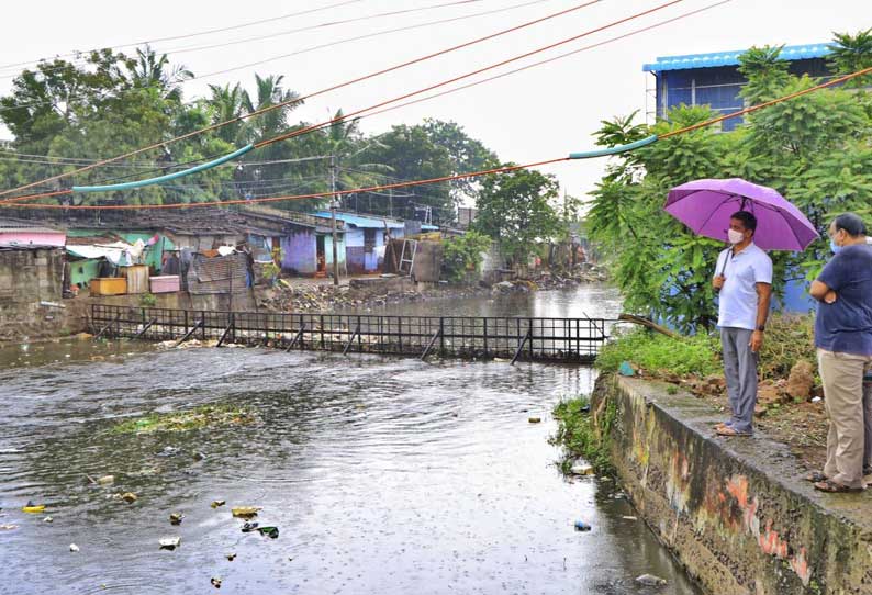 வேலூரில் வீடுகளுக்குள் வெள்ளம் புகுந்தது. விடிய விடிய பொதுமக்கள் தவிப்பு