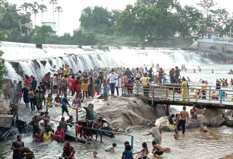 கோபி அருகே கொடிவேரி அணையில் குவிந்த சுற்றுலா பயணிகள்; ஆர்ப்பரித்து கொட்டிய தண்ணீரில் குளித்து மகிழ்ந்தனர்