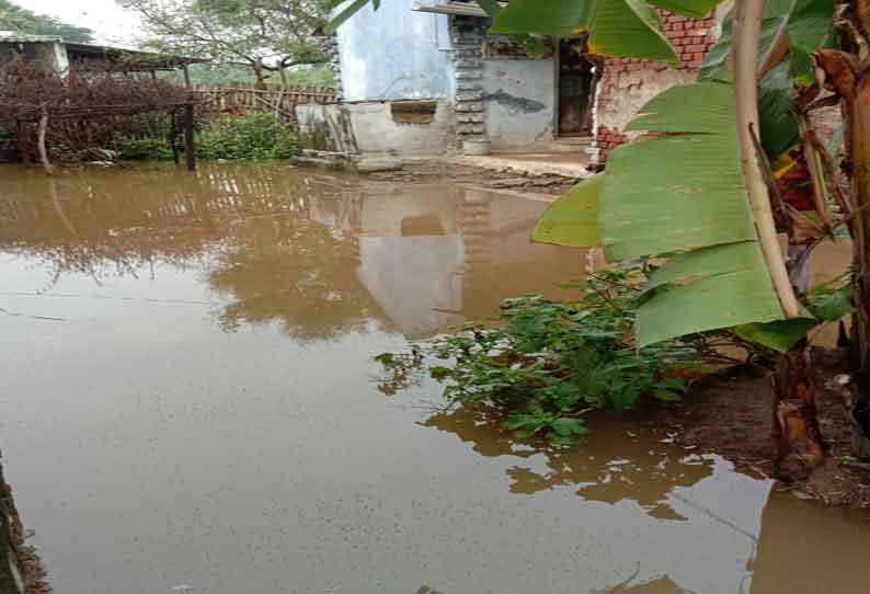 மாவட்டத்தின் பல்வேறு இடங்களில் மழை அந்தியூரில் 10 வீடுகளை வெள்ளம் சூழ்ந்தது; ஏரிகளின் நீர்மட்டம் உயர்ந்ததால் விவசாயிகள் மகிழ்ச்சி