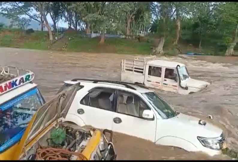 பவானிசாகர் அருகே வனப்பகுதியில் செல்லும் மாயாற்று வெள்ளத்தில் சிக்கிய வாகனங்கள்; கிராம மக்கள் மீட்டனர்