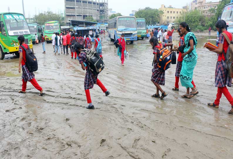 தூத்துக்குடியில் தொடர் மழை பெய்து வருவதால் சேரும் சகதியுமாக மாறியுள்ள தற்காலிக பஸ்நிலையத்தில் பள்ளி மாணவ மாணவிகள், பொதுமக்கள் கடும் அவதிக்கு உள்ளாகி வருகின்றனர்