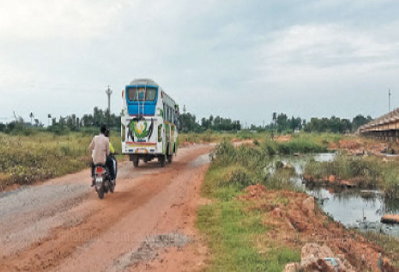 ஊத்துக்கோட்டை மேம்பால இடது புற சாலை மீண்டும் சேதம்