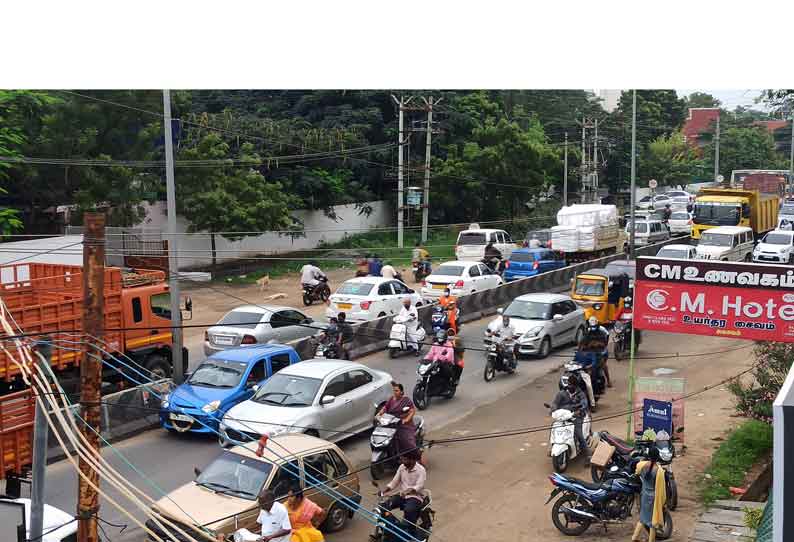 பல்லடத்தில் முகூர்த்த நாளான நேற்று கடும் போக்குவரத்து நெரிசலால் வாகன ஓட்டிகள் சிக்கித்தவித்தனர்.