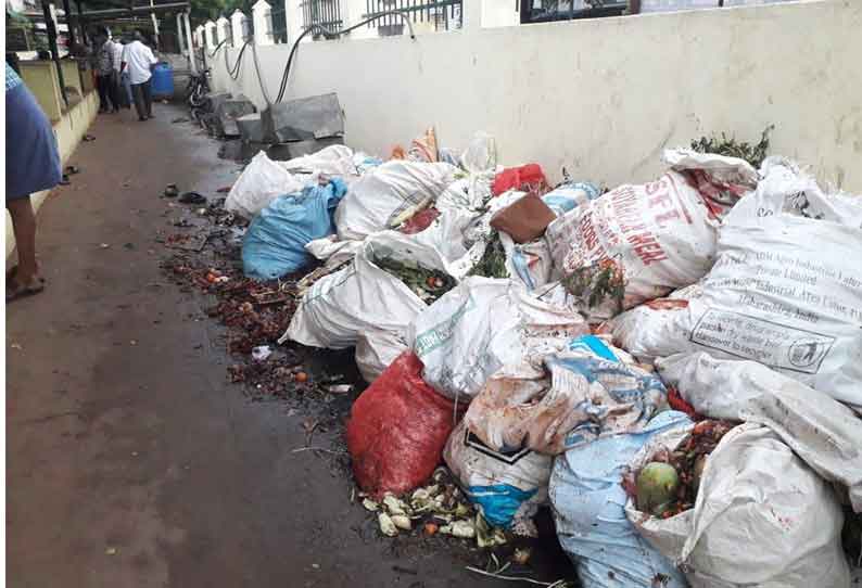 உடுமலை உழவர் சந்தையில் குவிந்து கிடக்கும் காய்கறி கழிவுகளை அகற்றப்படுமா