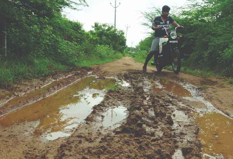 பெதப்பம்பட்டி பி.ஏ.பி. வாய்க்கால் அருகே சேறும், சகதியுமான சாலையால் விவசாயிகள் அவதி