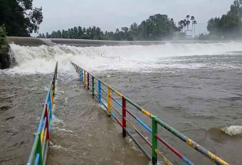 கோபி அருகே  கொடிவேரி அணையில் வெள்ளப்பெருக்கு  சுற்றுலா பயணிகள் குளிக்க தடை