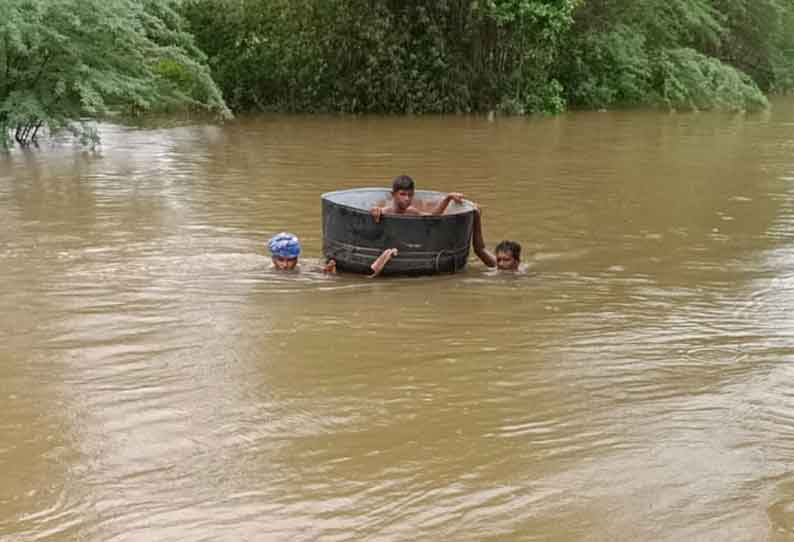 ஆபத்தை உணராமல் ஓடையை கடக்கும் விவசாயிகள்