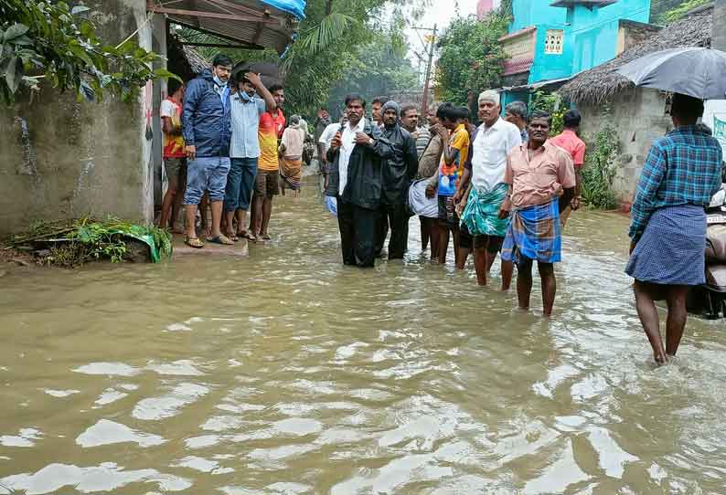 குடியாத்தம் அருகே வீடுகளுக்குள் ஏரி தண்ணீர் புகுந்ததால் பொதுமக்கள் மறியல்