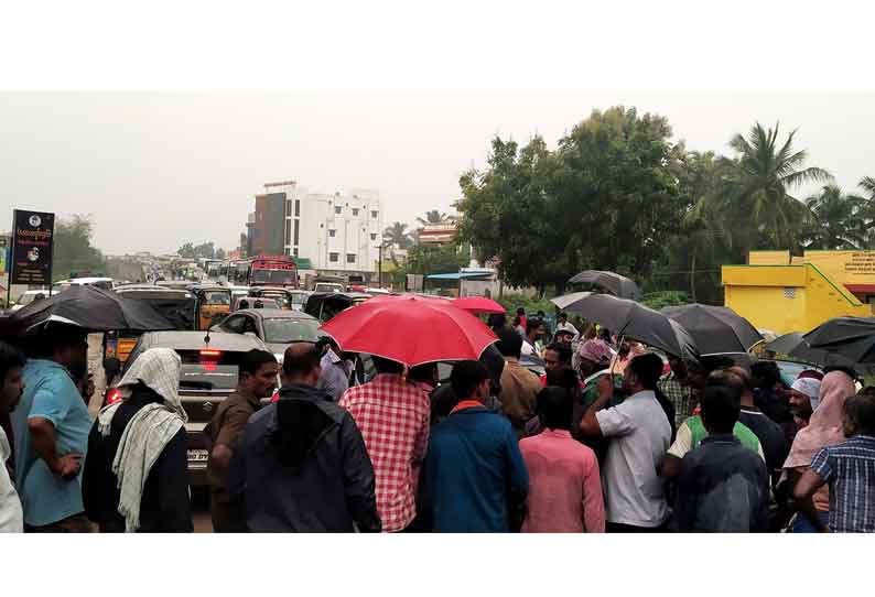 அரக்கோணம் அருகே  வீடுகளை வெள்ளம் சூழ்ந்ததால் பொதுமக்கள் சாலை மறியல்