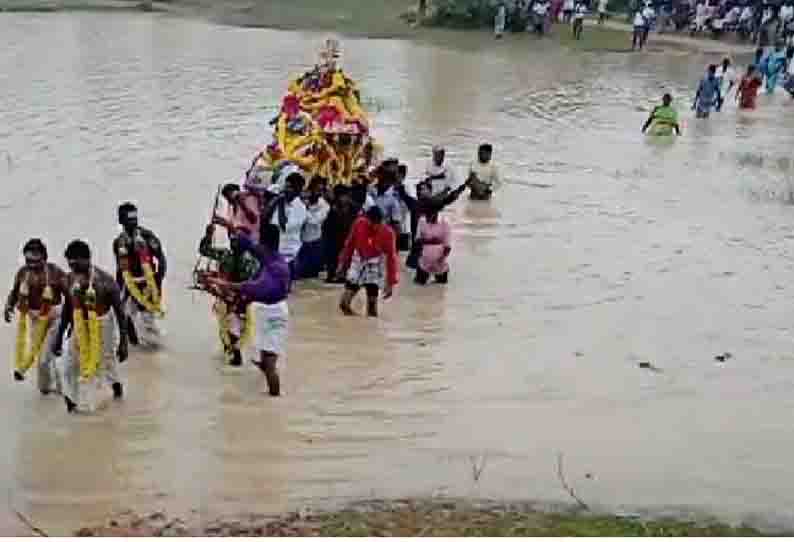 மயானத்திற்கு செல்ல சாலை வசதி இல்லாததால் குளம்-நெல் வயலை கடந்து இறந்தவரின் உடலை எடுத்து செல்லும் அவலம்