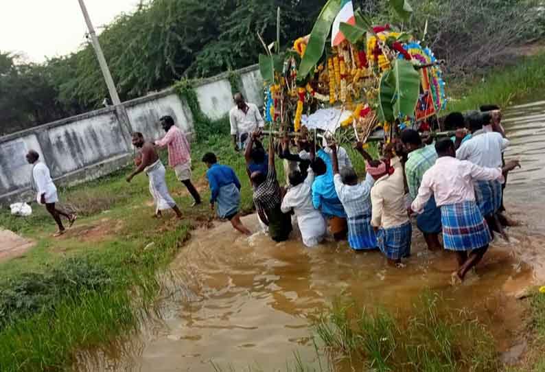 இறந்தவர் உடலை வாய்க்காலில் இறங்கி எடுத்து செல்லும் அவலம்