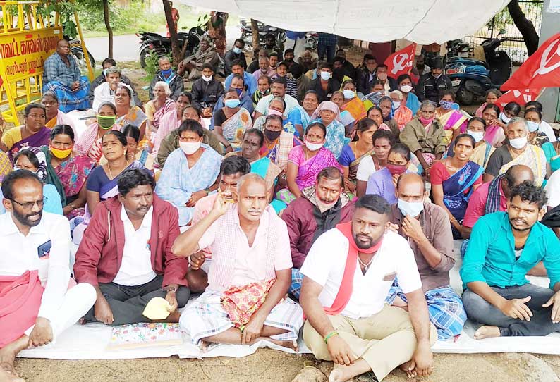 கலெக்டர் அலுவலகம் முன்பு ஊரக உள்ளாட்சித்துறை ஊழியர்கள் காத்திருப்பு போராட்டம்