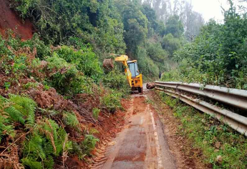 தொடர் மழை காரணமாக கேத்தி-சேலாஸ் நெடுஞ்சாலையில் நிலச்சரிவு