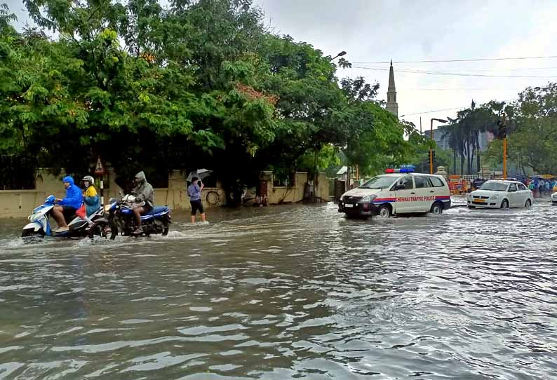 உடைந்த பாதாள சாக்கடை மூடிகள் அகற்றம்: ஈ.வி.கே.சம்பத் சாலையில் மழைநீர் அகற்றும் பணி தீவிரம்