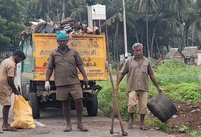 குப்பைகளை அகற்றிய  துப்புரவு பணியாளர்கள்