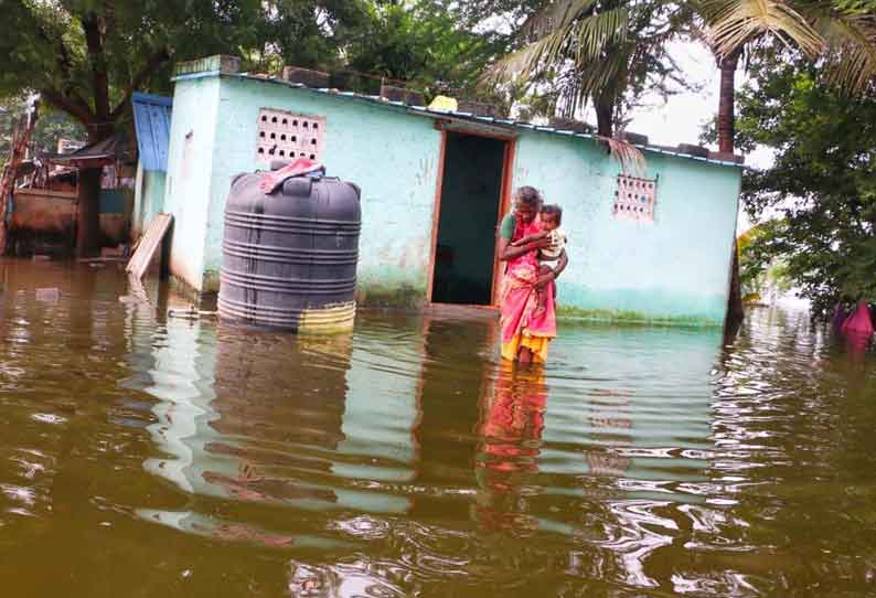 ஏரி நிரம்பியதால் குடியிருப்புக்குள் தண்ணீர் புகுந்தது