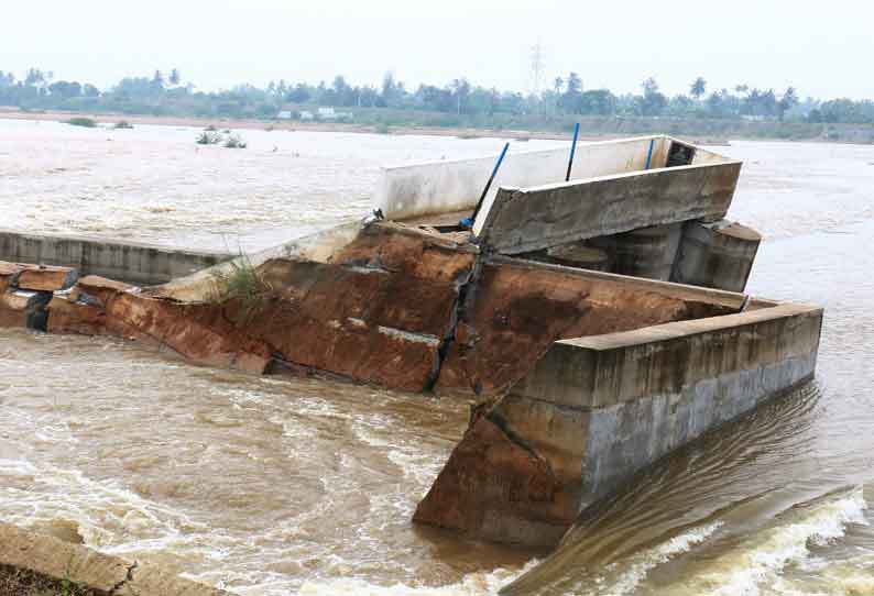 விழுப்புரம், கடலூர் மாவட்ட எல்லையில்  தென்பெண்ணையாற்றின் குறுக்கே கட்டப்பட்ட அணைக்கட்டு மீண்டும் உடைப்பு தண்ணீர் வீணாக கடலில் கலப்பதால் விவசாயிகள் கவலை