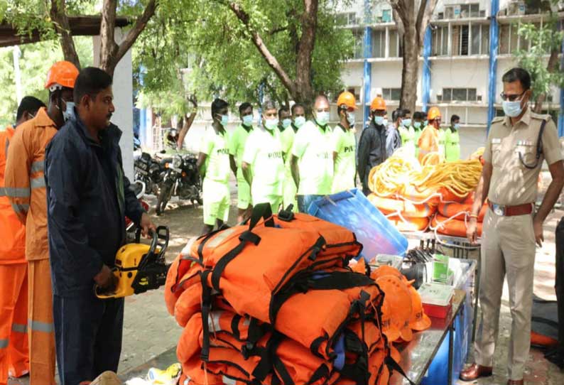 வடகிழக்கு பருவமழை மழையினால் வெள்ள பாதிப்பு ஏற்படும்போது ஆபத்தில் சிக்குபவர்களை காப்பாற்றுவதற்கு தூத்துக்குடி மாவட்டத்தில் பேரிடர் மீட்புப் படையினர் தயார் நிலையில் இருப்பதாக மாவட்ட போலீஸ் சூப்பிரண்டு ஜெயக்குமார் தெரிவித்துள்ளார்