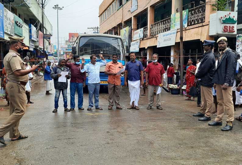 கள்ளக்குறிச்சி நகராட்சி நிர்வாகத்தை கண்டித்து  பஸ் நிலையத்திற்கு பூட்டு போடும் போராட்டம்