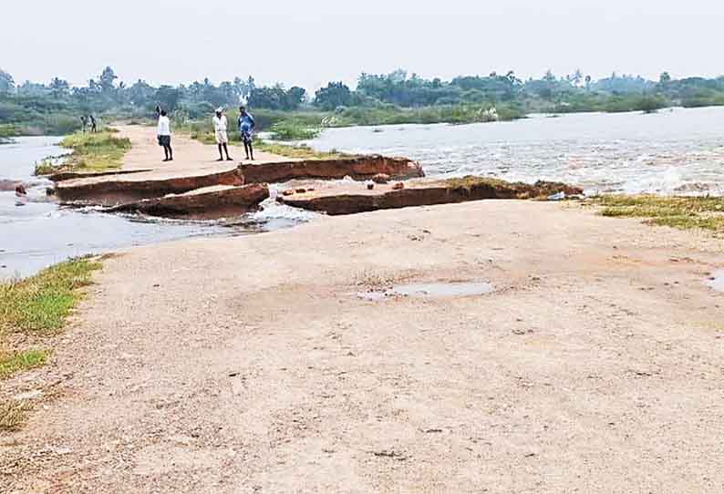 திருக்கழுக்குன்றம் அருகே பாலாற்றில் வெள்ளம்: நெரும்பூர்-இரும்புலிச்சேரி மண் தரைப்பாலம் அடித்து செல்லப்பட்டது