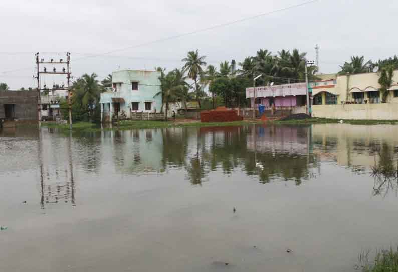 கடலூர் மாவட்டத்தில் குடியிருப்பு பகுதிகளை சூழ்ந்து நிற்கும் தண்ணீர்