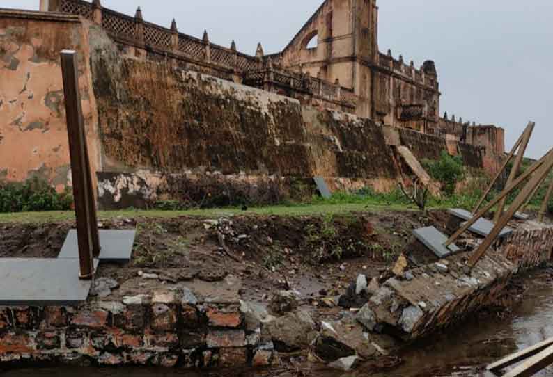 டேனிஷ் கோட்டையின் தடுப்பு சுவர் இடிந்து விழுந்தது