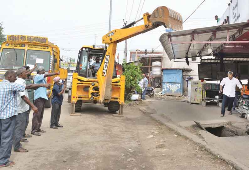 ஆக்கிரமிப்புகளை நெடுஞ்சாலைத்துறையினர் அகற்றினார்கள்