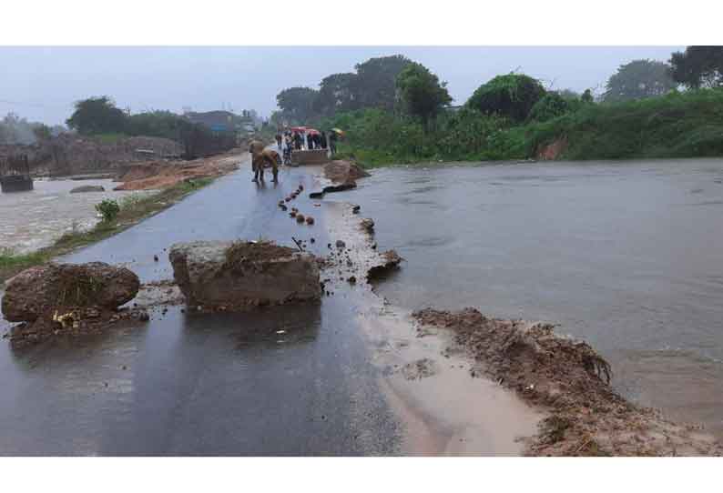 தக்கோலம் திருவாலாங்காடு இடைேய தற்காலிக தார் சாலை துண்டிப்பு