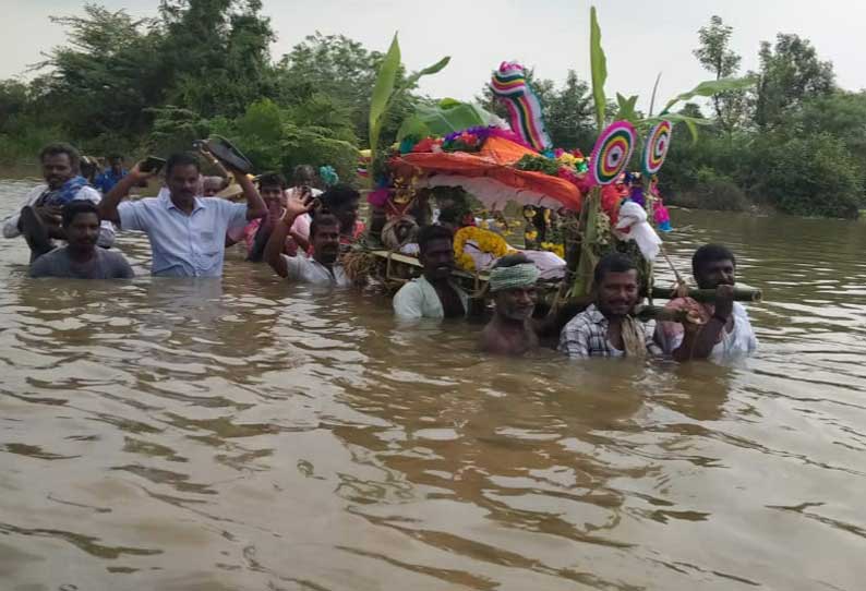 பாதை வசதி இல்லாததால் கழுத்தளவு கண்மாய் நீரை கடந்து உடலை அடக்க செய்த பொதுமக்கள்