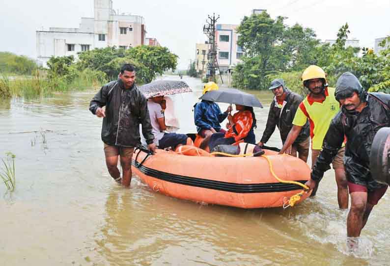 வரதராஜபுரம் ஊராட்சியில் மழை வெள்ளத்தால் பாதிக்கப்பட்ட மக்கள் படகு மூலம் மீட்பு