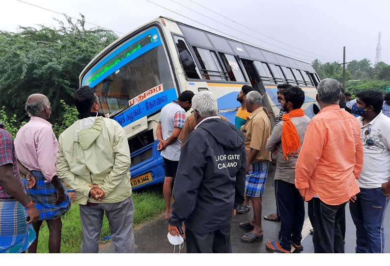 வேடசந்தூர் அருகே அரசு பஸ் கவிழ்ந்தது  பயணிகள் உயிர் தப்பினர்