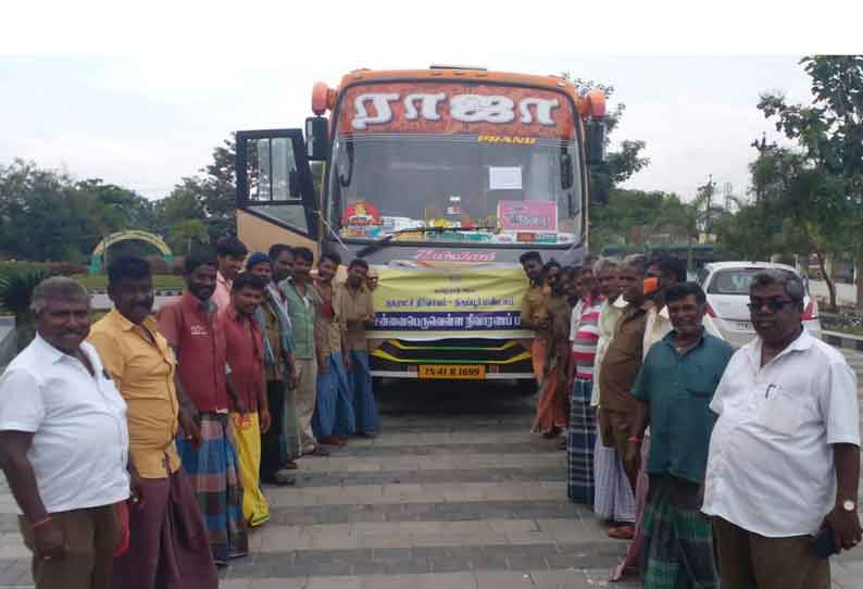 உடுமலை நகராட்சி துப்புரவுப்பணியாளர்கள் 20 பேர் வெள்ள நிவாரணப்பணிக்காக சென்னைக்கு புறப்பட்டுசென்றனர்.