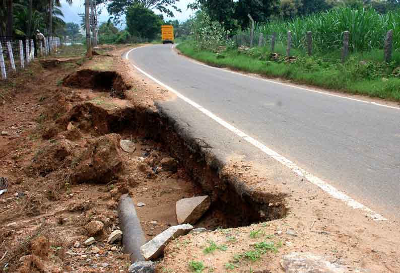 எலையமுத்தூர்அமராவதி சாலையில் மண் அரிப்பு பகுதியை சீரமைக்க பொதுமக்கள் கோரிக்கை