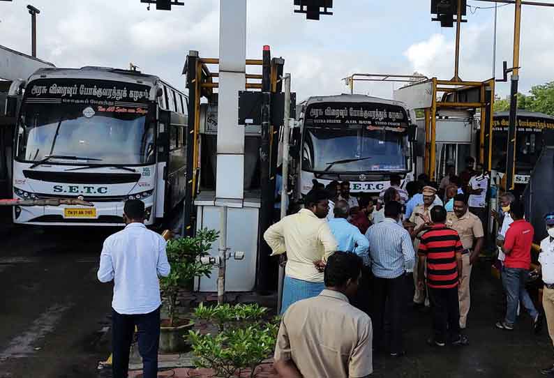 சுங்க கட்டணம் செலுத்தாததால் அரசு விரைவு பஸ்களுக்கு அனுமதி மறுப்பு