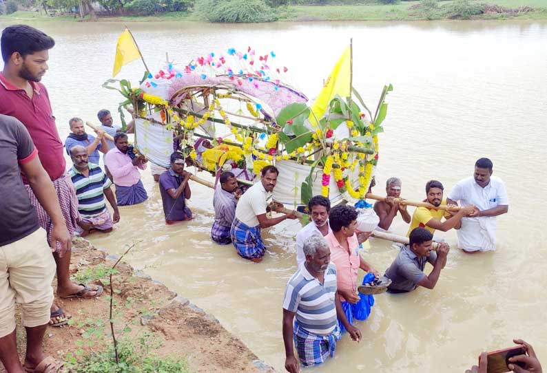 இறந்தவரின் உடலை மயானத்திற்கு ஏரியில் தூக்கிச்செல்லும் அவலம்