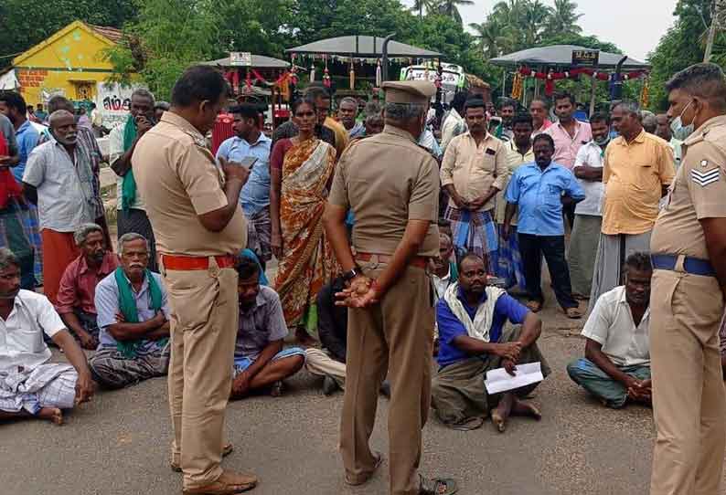 சாலையின் குறுக்கே டிராக்டர்களை நிறுத்தி விவசாயிகள் மறியல்