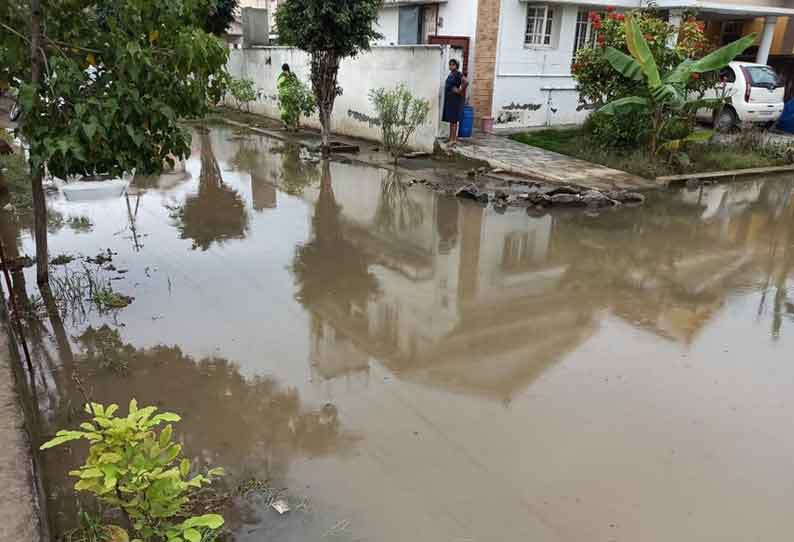 அங்கேரிபாளையம் பகுதியில் மழைநீர் தேங்கி நிற்பதால், குடியிருப்பு பகுதிகளில் தனித்தீவானது.