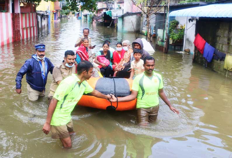 வீடுகளை வெள்ளம் சூழ்ந்ததால் தவிப்புக்குள்ளானவர்கள் படகு மூலம் மீட்பு