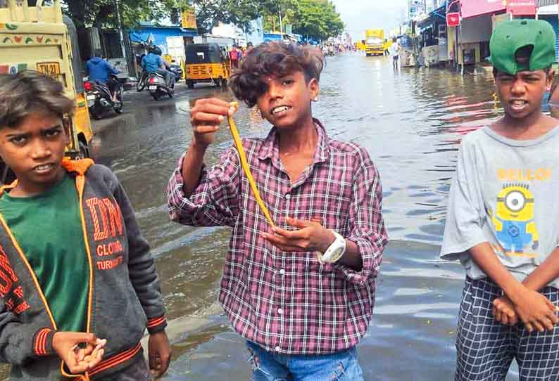 செம்மஞ்சேரி சுனாமி நகர் குடியிருப்பை சூழ்ந்த மழை வெள்ளம்