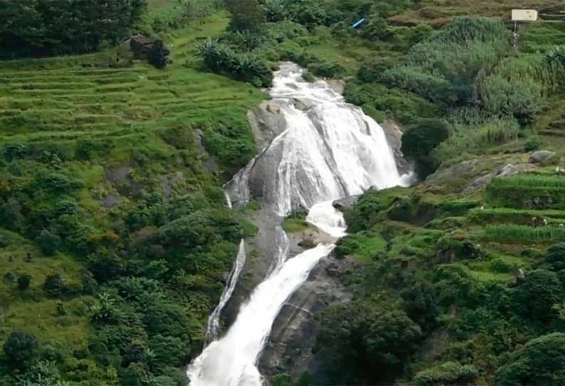 கொடைக்கானல் அருகே  மலைப்பகுதியில் தோன்றிய நீர்வீழ்ச்சி சுற்றுலா பயணிகள் பார்த்து ரசித்தனர்