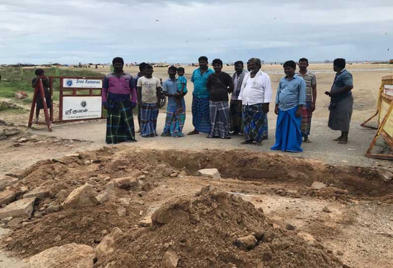 புதிய துறைமுகம் கடற்கரை சாலையில் இரும்பு கேட் அமைக்கும் பணி; மீனவர்கள் எதிர்ப்பு