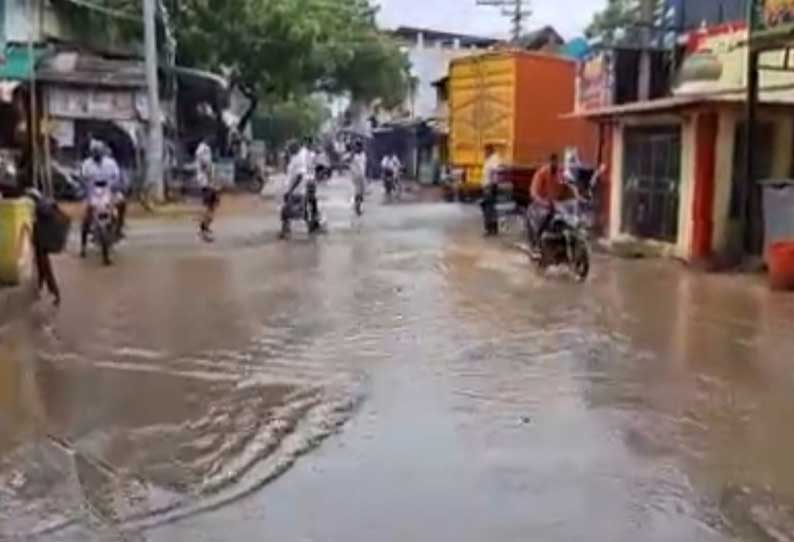 உடன்குடியில் பஜார் வீதி, தெருக்களில் தேங்கிய மழைநீர்- பொதுமக்கள் அவதி