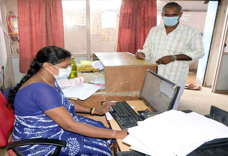 கூட்டுறவு கடன் சங்கங்கள், இ-சேவை மையங்கள் இயங்கின:  விவசாயிகள் பயிர் காப்பீடுக்கு விண்ணப்பம் மாவட்டத்தில் இதுவரை 70 ஆயிரம் பேர் பதிவு