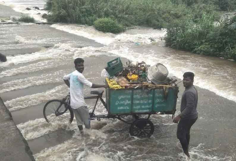 பாலாற்றில் குப்பைகளை கொட்டும் அவலம்