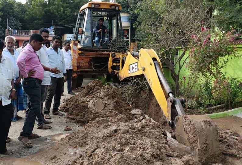 பொன்னேரி கூட்ரோட்டில் ஆக்கிரமிப்பு அகற்றம்