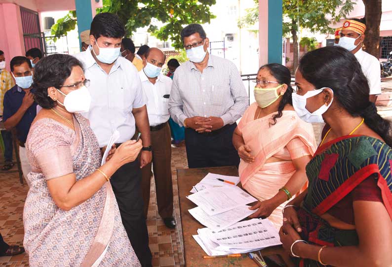 வாக்காளர் பட்டியலில் பெயர் சேர்த்தல், நீக்கல் சிறப்பு முகாம்கள்; மாவட்ட பார்வையாளர் நேரில் ஆய்வு