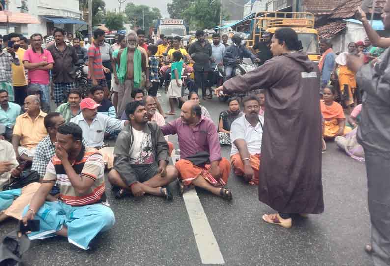 குடியிருப்புகளில் வெள்ளம் புகுந்ததால் பொதுமக்கள் சாலைமறியல்