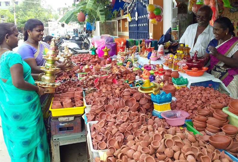 கோவில்பட்டியில் தீபத்திருவிழாவை முன்னிட்டு கார்த்திகை விளக்கு விற்பனை மும்முரமாக  நடந்து வருகிறது