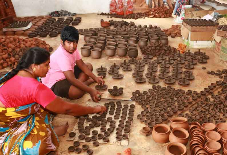 விழுப்புரம் பகுதியில் அகல்விளக்குகள் தயாரிக்கும் பணி மும்முரம்