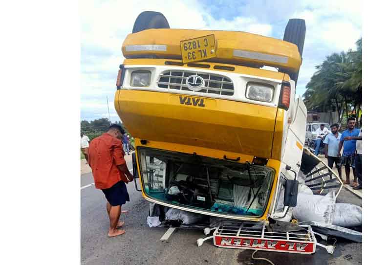 சாலையில் வேன் கவிழ்ந்து விபத்து